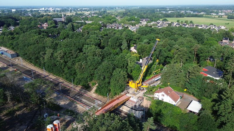 Plaatsing brug over de Maaslijn bij Molenhoek.
